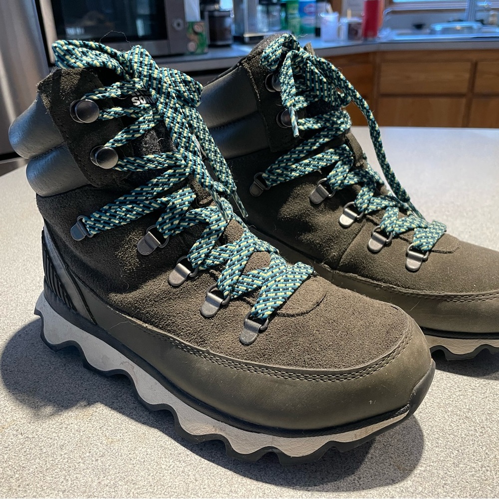 Sorel Kinetic boots, Sage, size 8.5, super cute laces